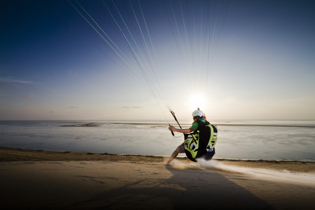 Un parapentiste en train d'atterrir sur la dune du Pilat.
