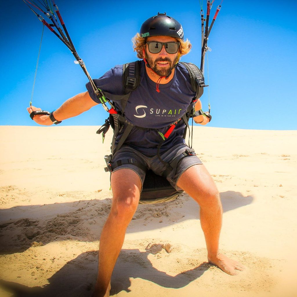 Un moniteur certifié de la Waggas School, lors d'un stage en perfectionnement de parapente sur la dune du Pilat.