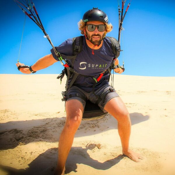 Un moniteur certifié de la Waggas School, lors d'un stage en perfectionnement de parapente sur la dune du Pilat.