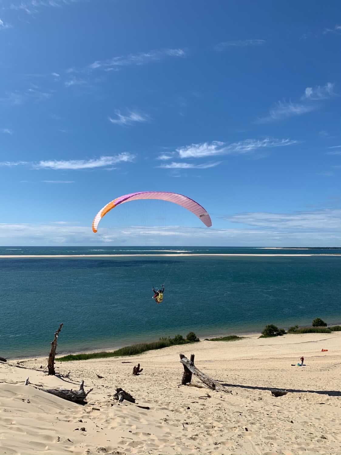 Photo d'un baptême de l'air biplace (en tandem) en parapente, proposé par la Waggas School.