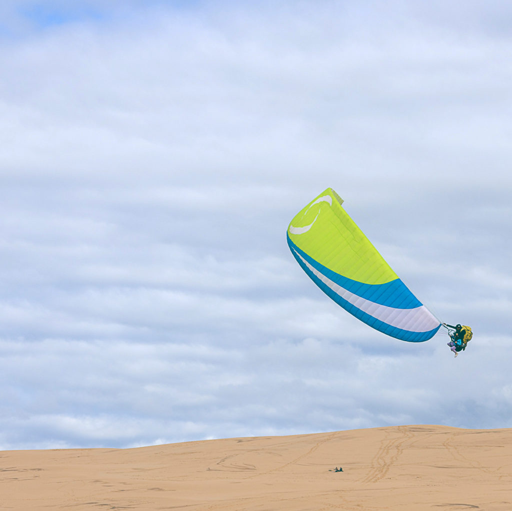 Photo d'un baptême de l'air waggas en parapente, proposé par la Waggas School.