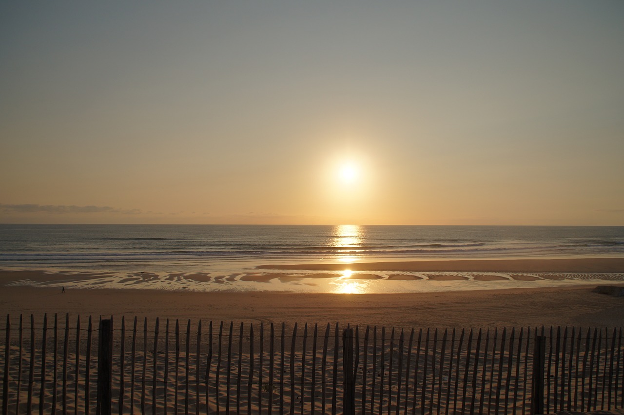 Photo du coucher de soleil sur la plage centrale de Biscarrosse plage.