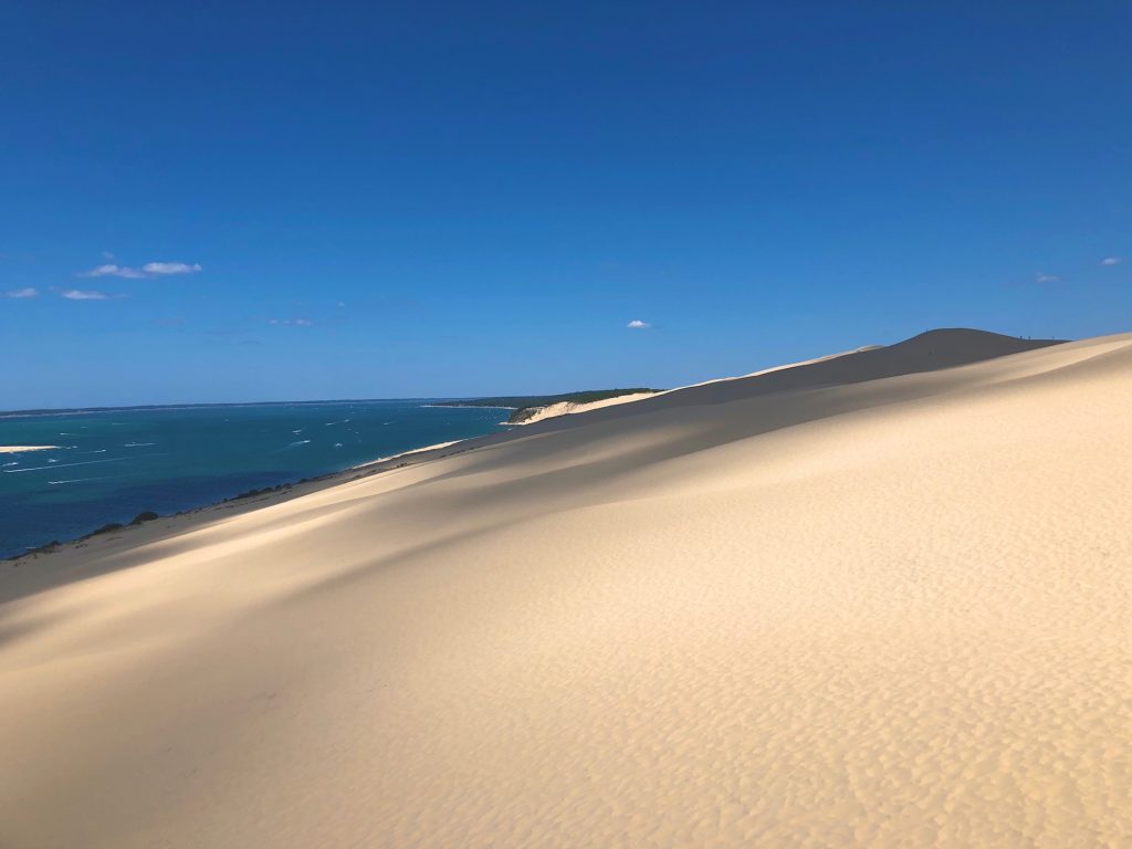 Vue de la dune du Pilat, depuis laquelle la Waggas School propose des vols en tandem et des stages en parapente.