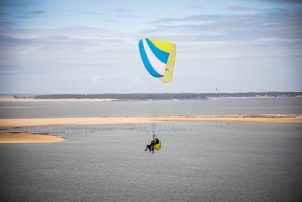 Photo d'un baptême de l'air biplace (en tandem) en parapente, proposé par la Waggas School.