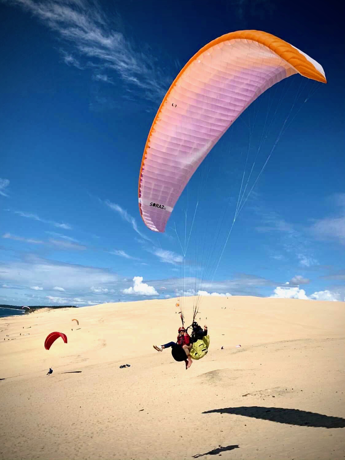 Photo d'un baptême de l'air biplace (en tandem) en parapente, proposé par la Waggas School.