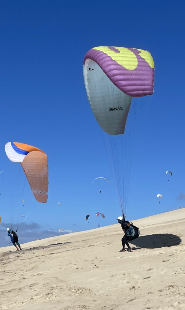 Un participant lors d'un stage perfectionnement en parapente organisé par la Waggas School.