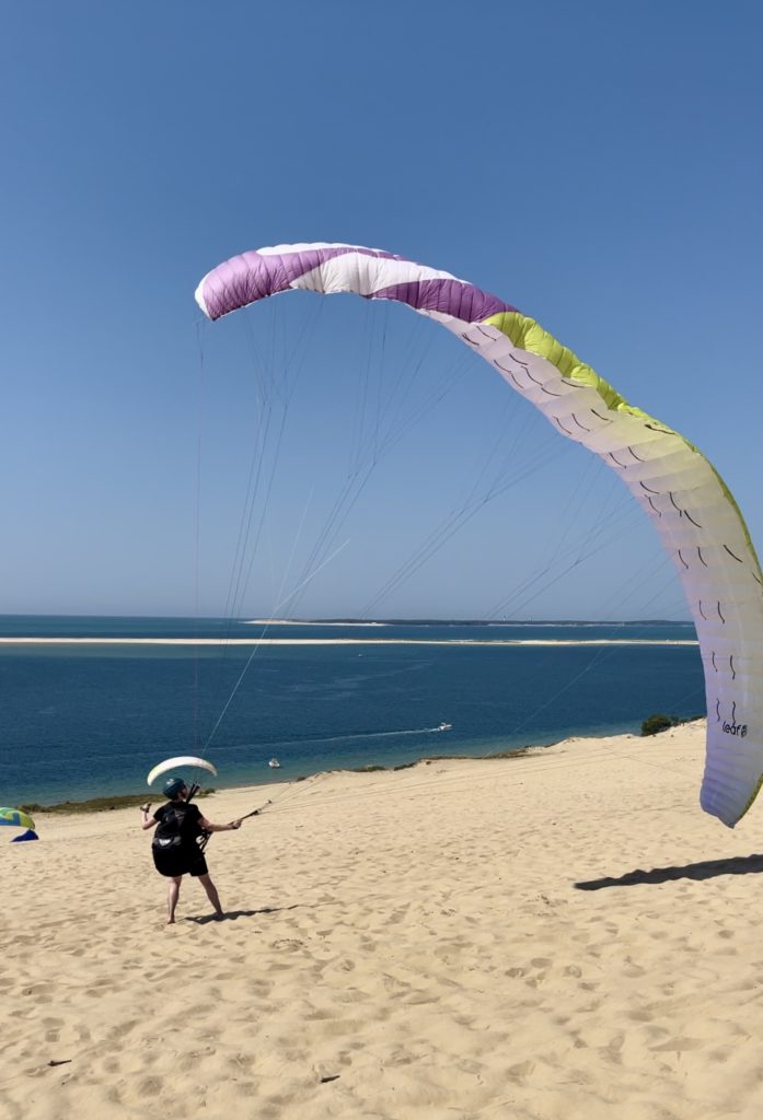 Un participant lors d'un stage pilotage en parapente organisé par la Waggas School.