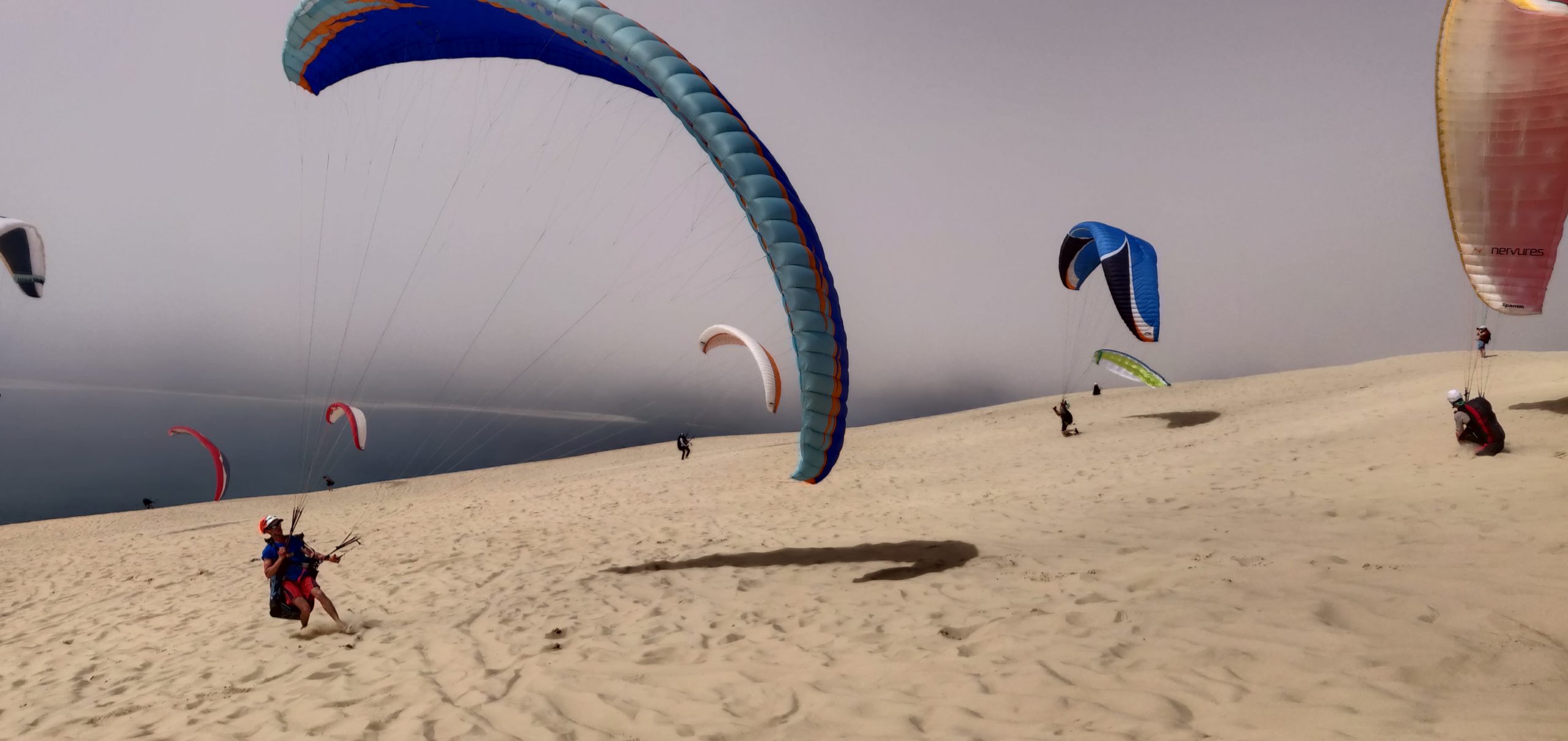 Des participants lors d'un stage en parapente organisé par la Waggas School, école de parapente de la dune du Pilat.