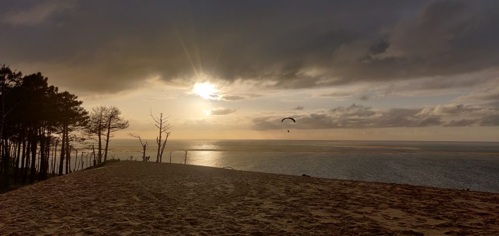Vol tandem en parapente proposé par la Waggas School, au coucher du soleil, depuis la dune du Pilat.