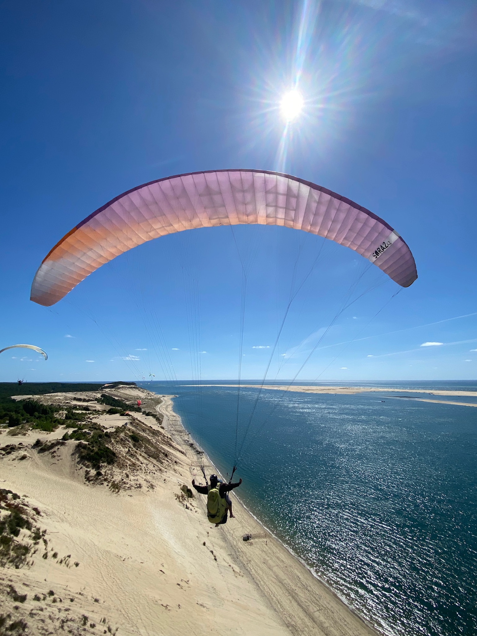 Un baptême de l'air en parapente biplace, proposé par la Waggas School.