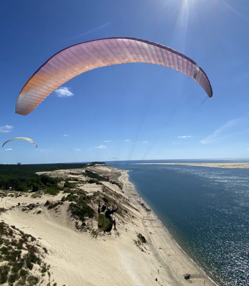 Un baptême de l'air en parapente biplace, proposé par la Waggas School.